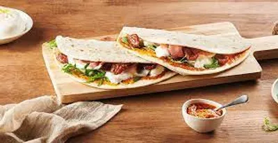 Piadina au pesto, jambon cru et Burrata