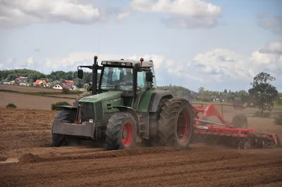 Des agriculteurs en colère manifestent avec leurs tracteurs sous la Tour Eiffel