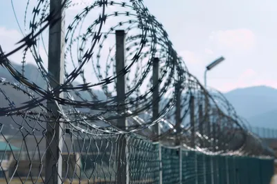 Prison de Grasse : des téléphones cachés dans des colis de poulet