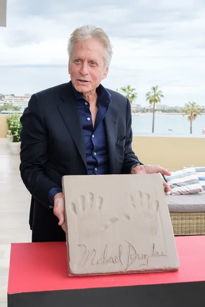 Michael Douglas grave son empreinte légendaire à Cannes