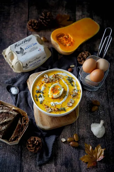 Velouté de butternut, chèvre et œuf mollet