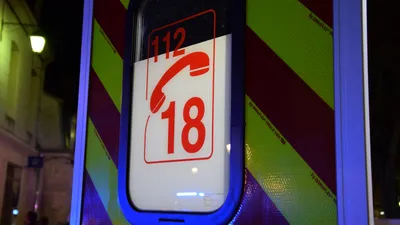 Deux personnes en urgence relative après un accident de la route