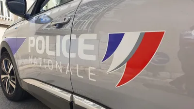 Opération de contrôle des sacs à l'entrée du collège 