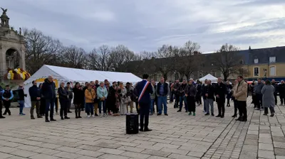 Attentats du 13 novembre à Paris, une minute de silence observée à...