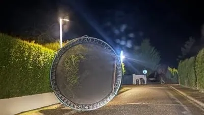 Arbres, poubelles ou trampoline sur les routes