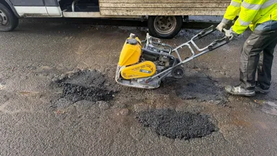 Plus de 15 tonnes d'enrobés coulés pour reboucher les nids-de-poule...