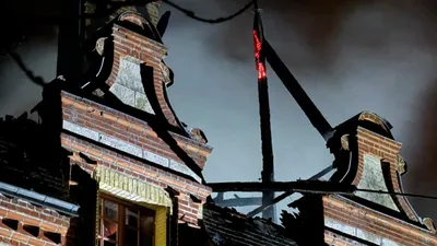 🔊 Acheté il y a deux mois, leur manoir du XIXe siècle réduit en...