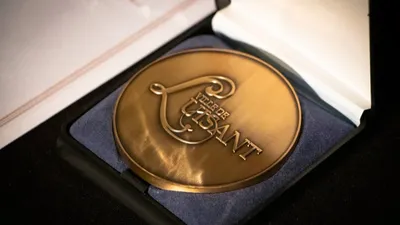 Qui pour être distingué de la médaille d’argent de Luisant ?