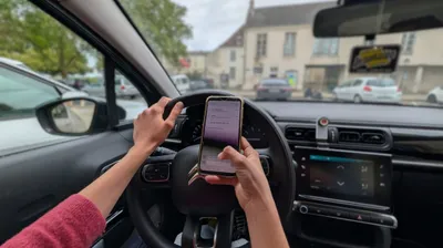 76% des conducteurs de la région accrochés au smartphone au volant