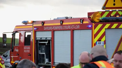 Une voiture encastrée dans un poteau électrique en béton