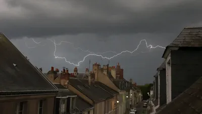 La foudre embrase une toiture à Mainvilliers
