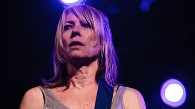 Kim Gordon sort son nouvel album « PLAY ME », un projet étonnant,...