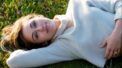 Miley Cyrus dévoile le single « Younger You » pour les 20 ans...