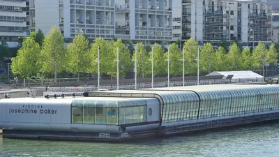 À Paris, cette piscine vous permet de nager sous les étoiles !