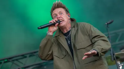 Papa Roach dévoile un clip aussi puissant que sombre pour « Wake Up...