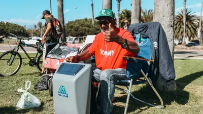 Un sac à dos équipé de panneaux solaire pour aider les sans-abri à...