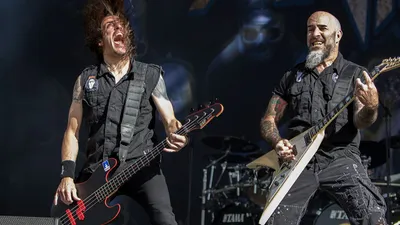 Anthrax revient après dix ans avec Cursum Perficio