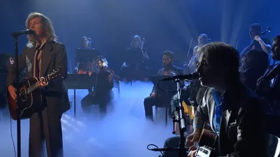 Beck : Sacha Baron Cohen l'accompagne au violoncelle