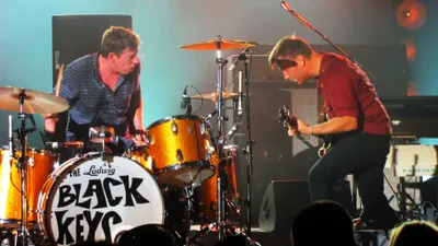 The Black Keys lâchent « Where There’s Smoke, There’s Fire », un...