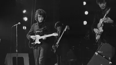Guitares et guitaristes de légende : la Fender Stratocaster de Bob...