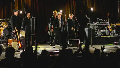 Bob Dylan remercie deux guitaristes en pleine tournée