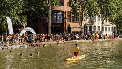 Le canal Saint-Martin devient la piscine la plus cool de Paris