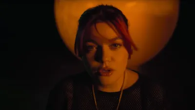 Louane dévoile les blessures de son enfance dans son nouveau clip