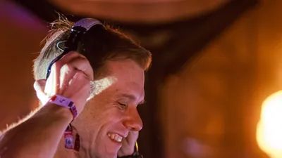 Armin van Buuren surprend avec Piano, son premier album acoustique 
