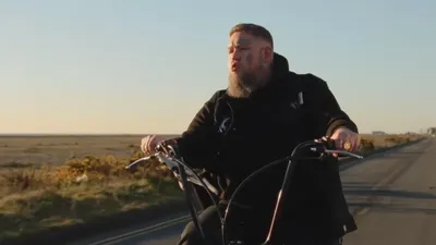 Rag’n’Bone Man signe son grand retour avec “Time to Love”