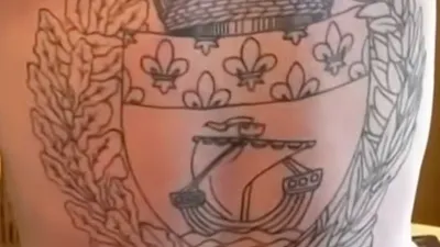 Jesse Hughes dévoile un tatouage hommage pour les 10 ans du...