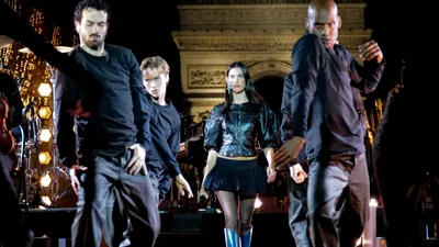 Charlotte Cardin illumine les Champs-Élysées avec son dernier...