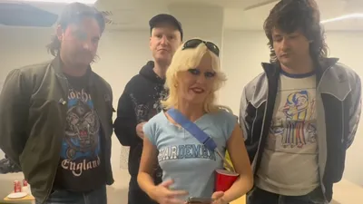 Son concert annulé à la dernière minute, ce groupe paye la tournée...