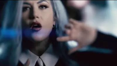 Alissa White-Gluz tourne la page Arch Enemy et lance Blue Medusa,...