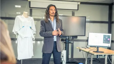 Il crée la première blouse gynécologique pensée pour protéger la...