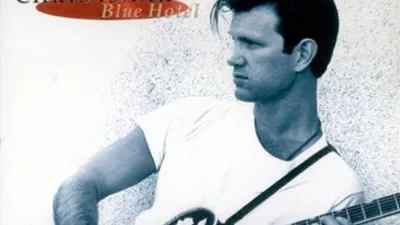 "Blue Hotel" de Chris Isaak, la ballade née d’un drame intime