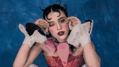 Pomme dévoile sa tournée des festivals et annonce un été de douceur...