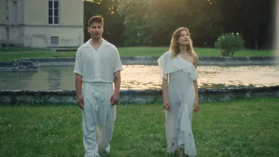 Julien Lieb s’essaye à la vie de chatelain dans son nouveau clip