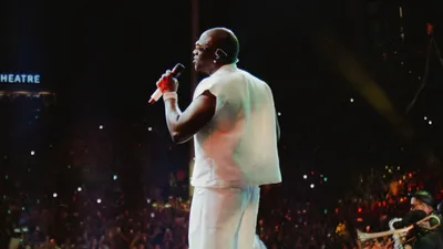 Akon dévoile un nouveau clip étonnant pour prolonger son...