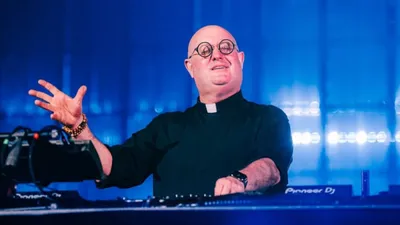 Padre Guilherme : le prêtre-DJ mixe  à 20 minutes de Paris