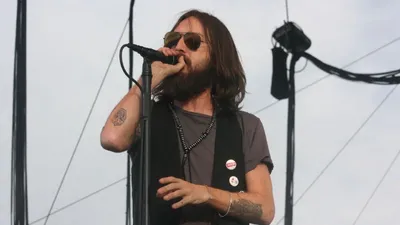 Les Black Crowes sont de retour avec « A Pound of Feathers » et...