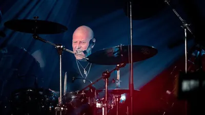 Chris Slade, ex-batteur d’AC/DC, met fin à sa carrière