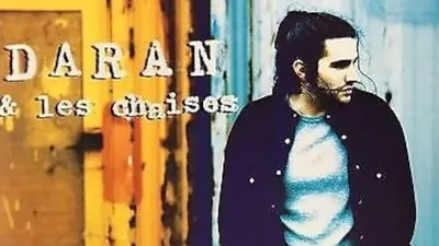 “Dormir dehors” de Daran et les Chaises : de quoi ça parle ?