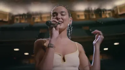 Dua Lipa repérée avec des chips françaises