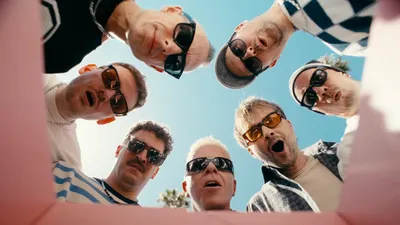 Electric Callboy et Dexter Holland (The Offspring) s’unissent sur...