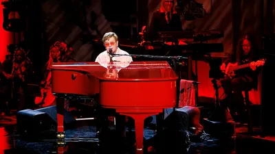 Elton John crée la surprise avec un retour exceptionnel à Rock in...