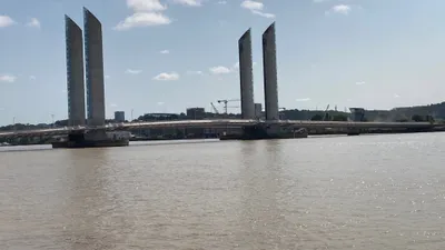 Pont Chaban Delmas : manoeuvre exceptionnelle pour le départ du...
