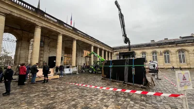 Bordeaux : la nouvelle porte de l'hôtel de Ville en phase...