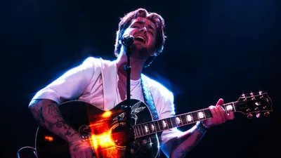 Avec son nouvel album, Alex Warren alterne entre joie et tristesse