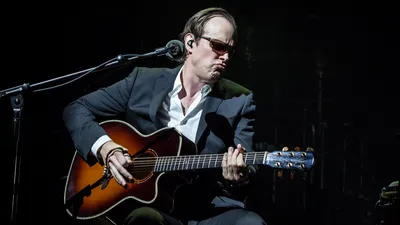 Joe Bonamassa rend hommage à un guitariste mythique