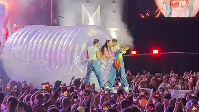 Katy Perry piégée dans une bouteille géante en plein concert
